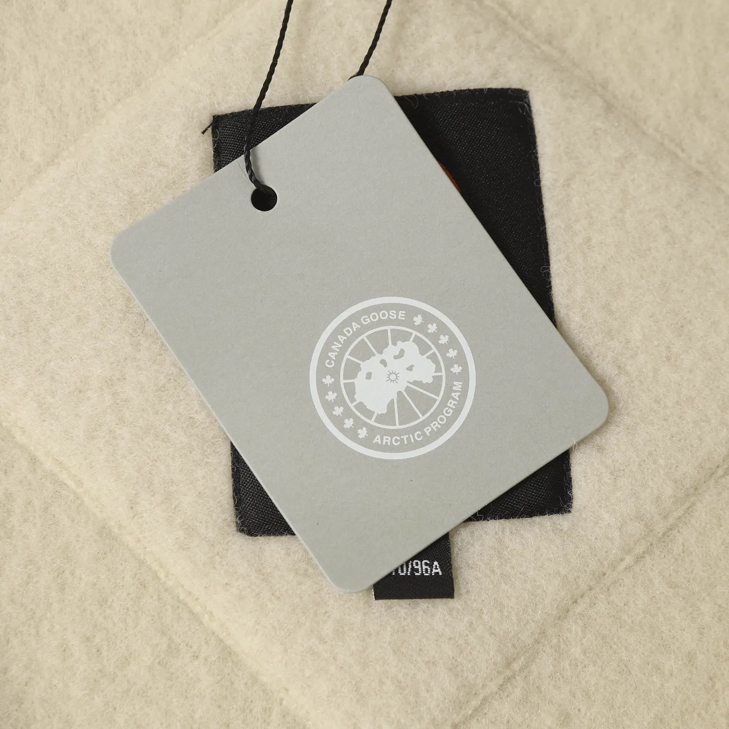 P620 Canada Goose/ Chilliwa series cashmere bomber jacket, exclusive customized wool fabric, containing 60% wool content! Super lightweight, soft and warm! The high-tech breathable space cotton liner makes the entire shape very stiff and soft, comfortable and lightweight at the same time. Breathable, soft, non-stuffy, lightweight, stylish, and non-deformable. The iconic double-stripe reflective strips are designed on the back of the collar and splicing. No detail is missed. The front placket allows you to easily cope with seasonal changes and calmly resist bad weather. High-density badges. All threaded accessories are customized. Loose fit and adjustable drawstring. Not bloated at all. Quite fashionable. It can be said to be a very unique design. This year's must-have style is for men and women. Size: S-L
